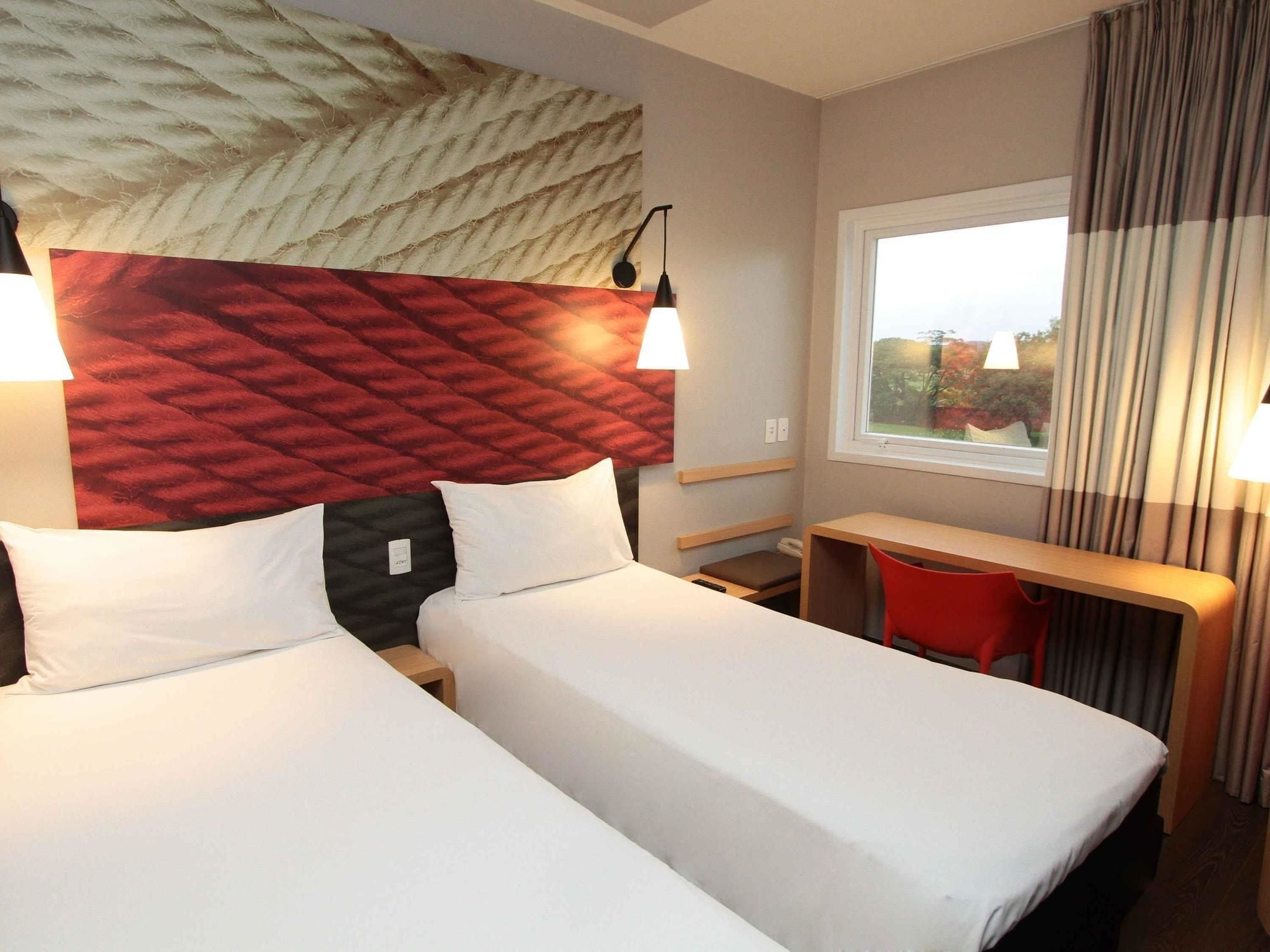 Zimmersafe, Schreibtisch, Bügeleisen/Bügelbrett, kostenloses WLAN