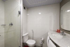 Suihku, hiustenkuivaaja, pyyhkeet