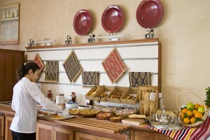 供应午餐和晚餐，国际美食