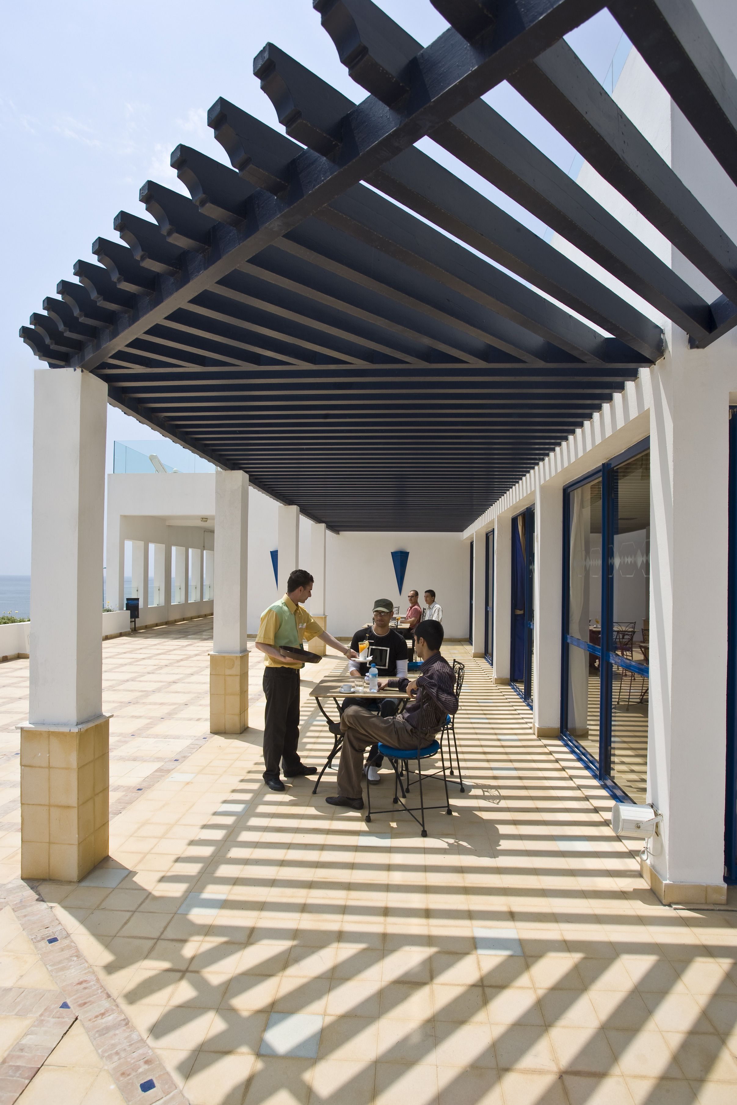 Lunch and dinner served, international cuisine