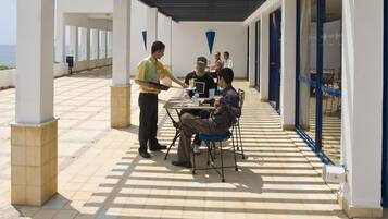 Lunch and dinner served, international cuisine