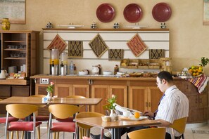 Déjeuner et dîner servis sur place, spécialités Cuisine internationale