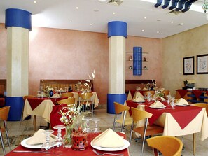Se sirven comidas, cenas y cocina internacional 