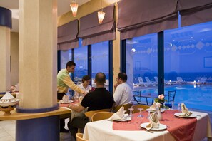 供应午餐和晚餐，国际美食