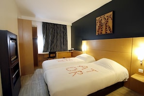 Premium bedding, desk, free WiFi