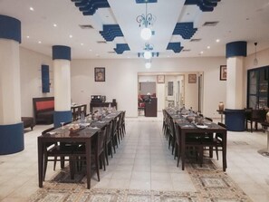 يتم تقديم الغداء والعشاء 