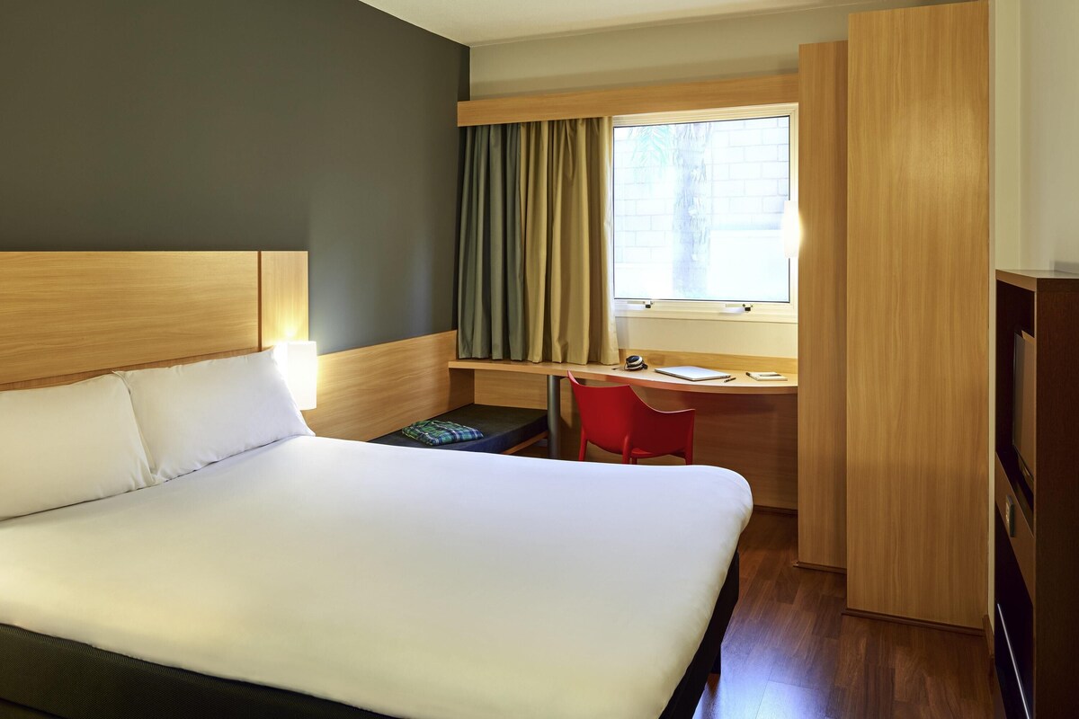 Apartemen Standar, 1 Tempat Tidur Double | Minibar, meja kerja, ruang kerja ramah laptop, dan tirai kedap cahaya