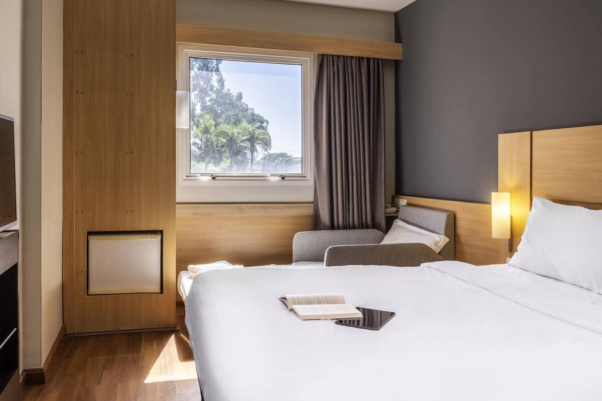 Apartemen Standar, Beberapa Tempat Tidur | Minibar, meja kerja, ruang kerja ramah laptop, dan tirai kedap cahaya