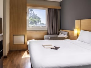 Standard-huoneisto, useita sänkyjä | Minibaari, työpöytä, kannettavalle tietokoneelle sopiva työtila