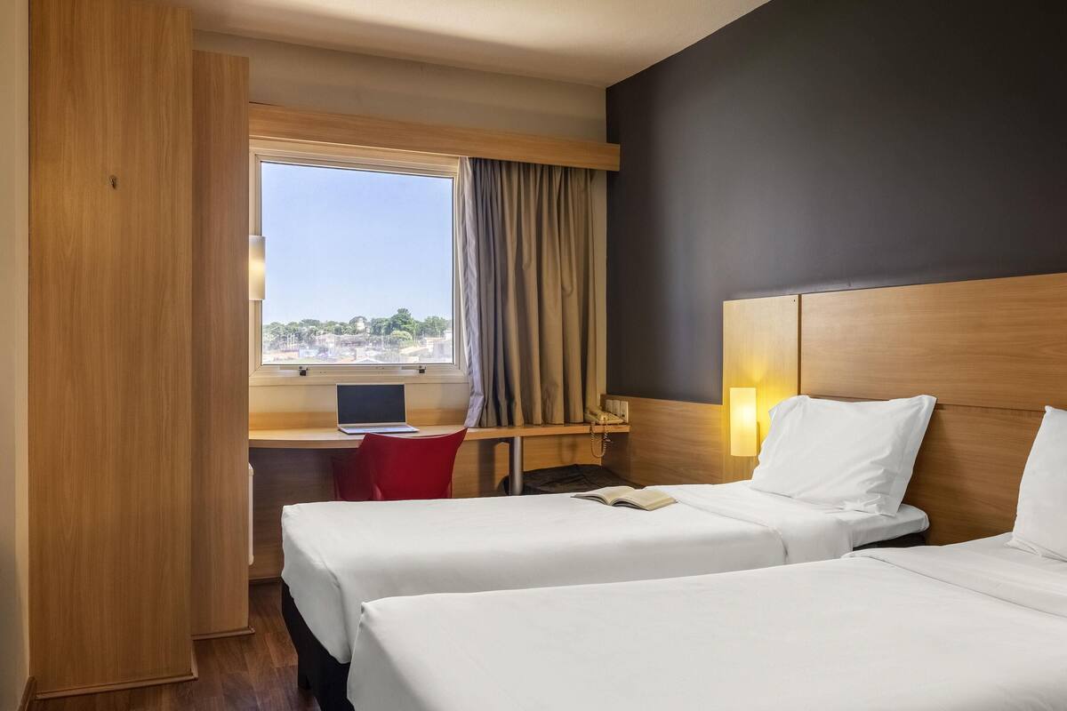 Kamar Standar, 2 Tempat Tidur Twin | Minibar, meja kerja, ruang kerja ramah laptop, dan tirai kedap cahaya