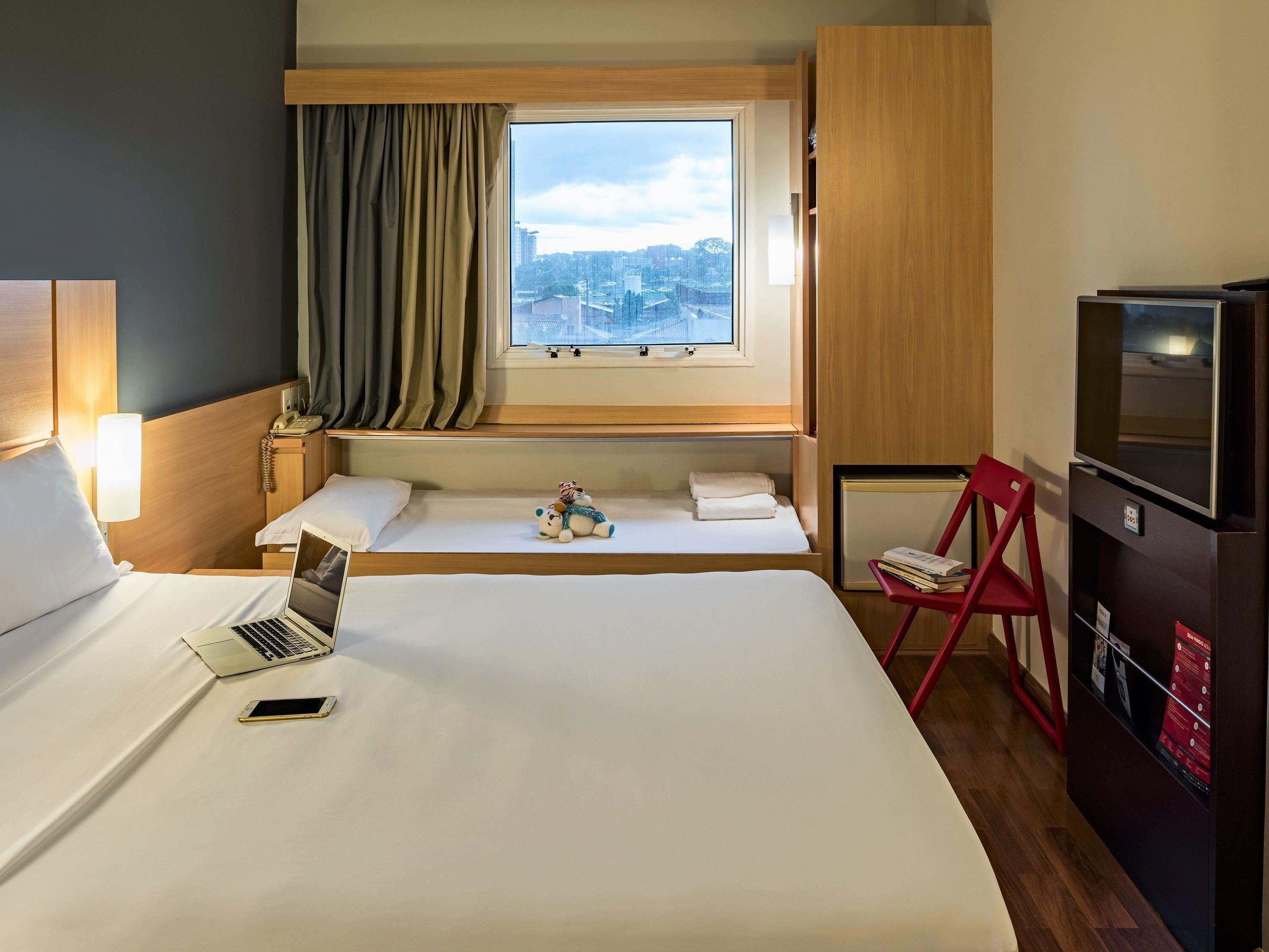 标准公寓, 多张床 | 迷你吧、办公桌、笔记本电脑工作区、遮光窗帘