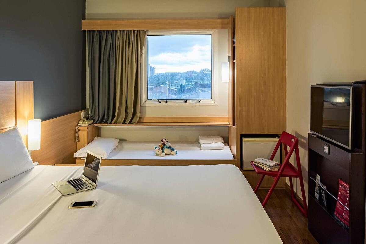 Apartemen Standar, Beberapa Tempat Tidur | Minibar, meja kerja, ruang kerja ramah laptop, dan tirai kedap cahaya