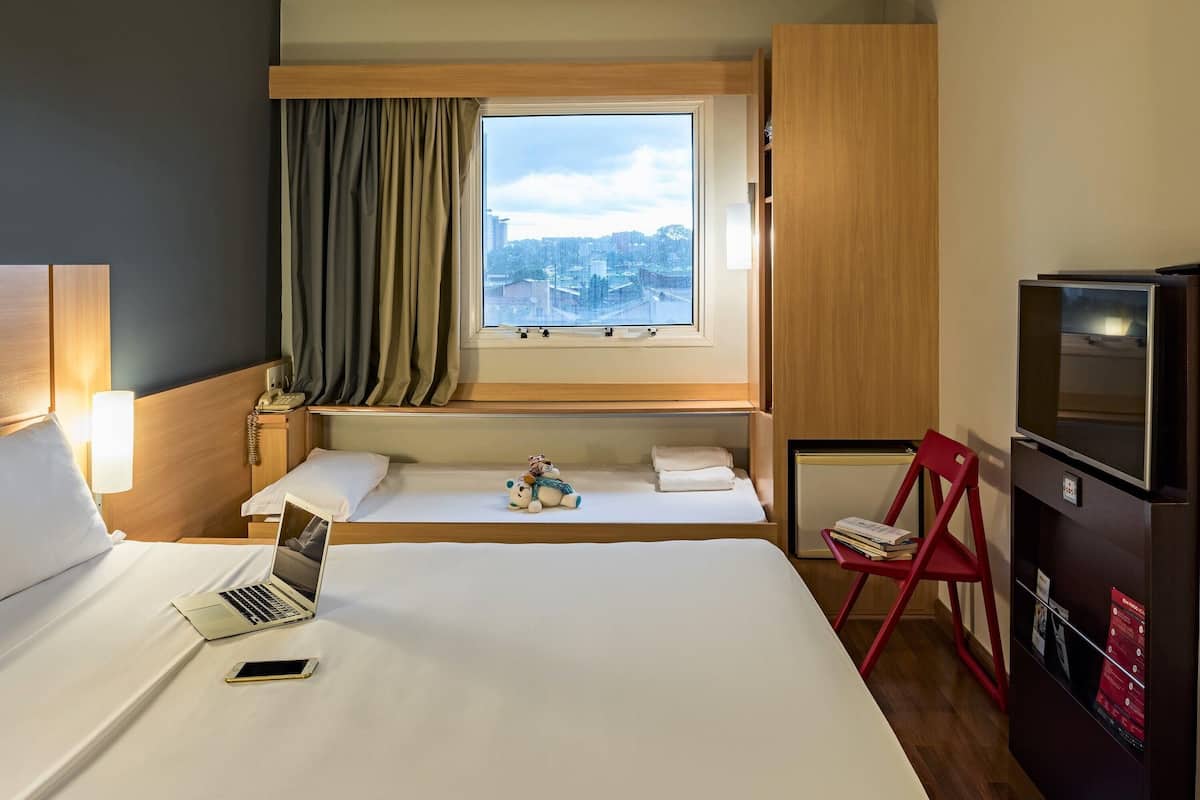 Apartamento estándar, varias camas | Minibar, escritorio, espacio para trabajar con un portátil