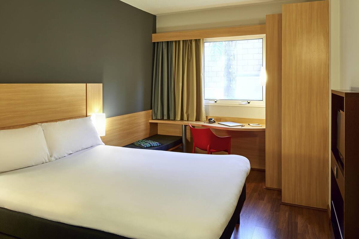 Apartemen Standar, 1 Tempat Tidur Double | Minibar, meja kerja, ruang kerja ramah laptop, dan tirai kedap cahaya
