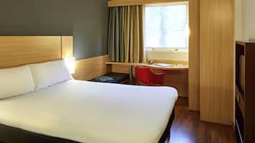 ميني بار ومكتب ومساحة عمل للكمبيوتر المحمول وستائر تعتيم