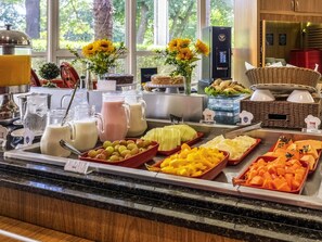 Tägliches Frühstücksbuffet gegen Gebühr