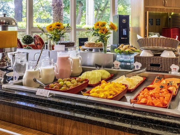 Petit déjeuner buffet (48 BRL par personne)