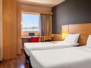 Minibar, bureau, espace de travail pour ordinateurs portables