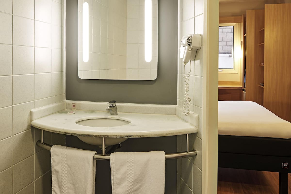 ميني بار ومكتب ومساحة عمل للكمبيوتر المحمول وستائر تعتيم