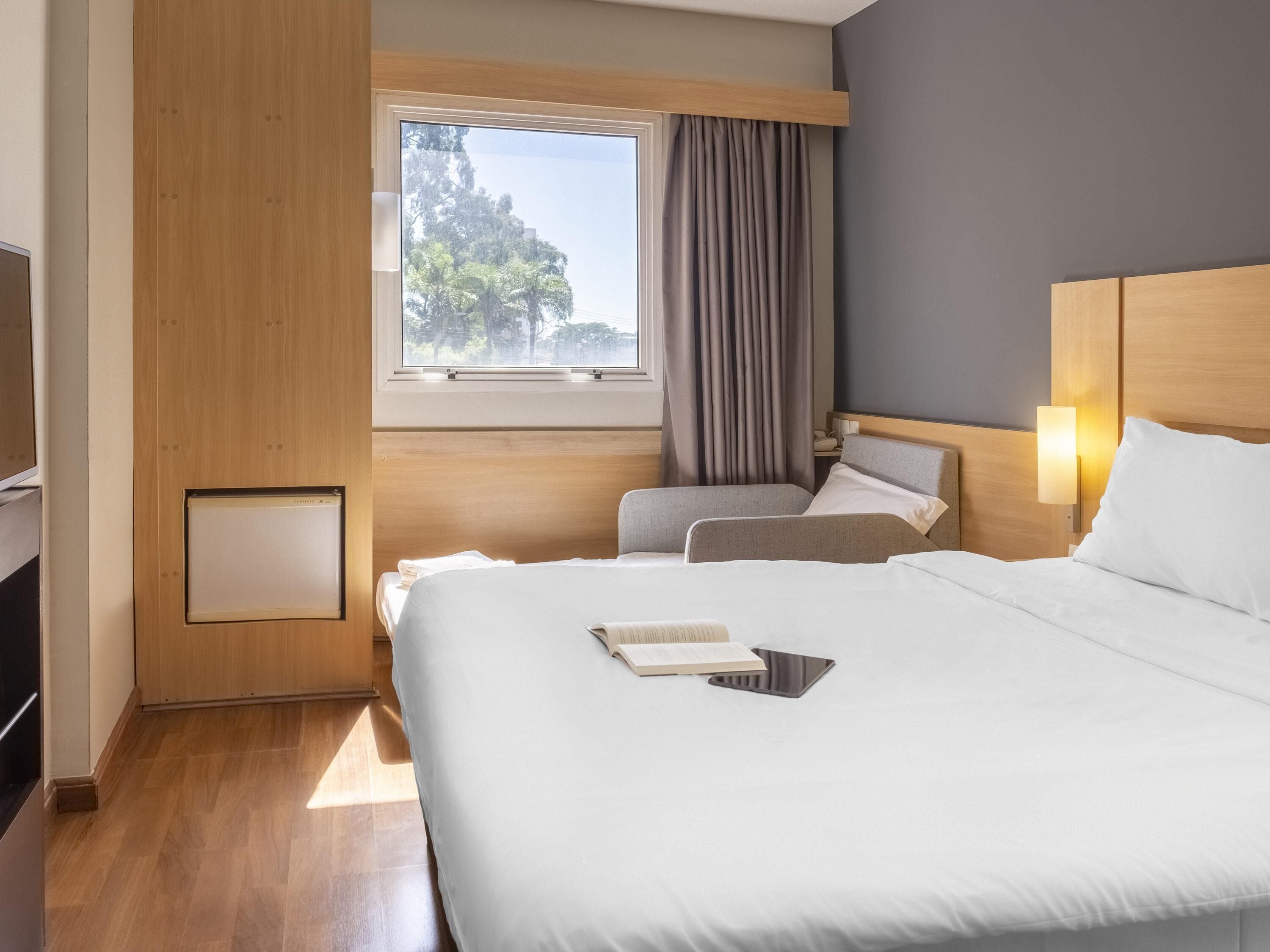 Standaard appartement, Meerdere bedden | Een minibar, een bureau, een laptopwerkplek, verduisterende gordijnen