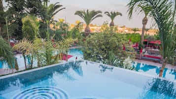 Hồ bơi trong nhà, 4 hồ bơi ngoài trời, dù/ô trên bãi biển/hồ bơi
