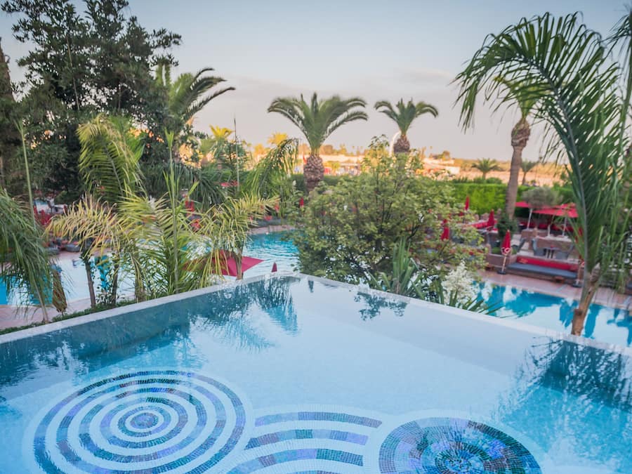 Kolam renang tertutup, 4 kolam renang terbuka, payung kolam