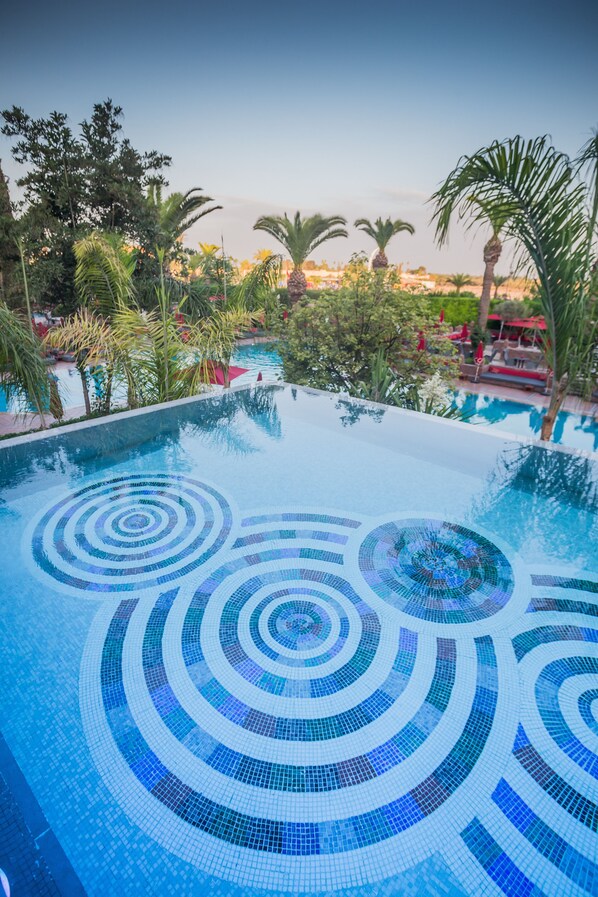 Piscine extérieure, parasols de plage, chaises longues