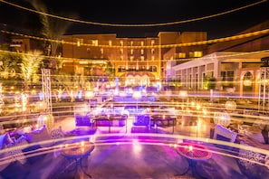 3 bars/lounges, poolside bar