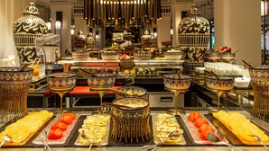 Un buffet proposant une variété de plats et de la vaisselle traditionnelle.