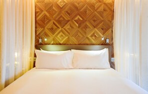 Junior-Suite, 1 King-Bett (Contemporary) | Hochwertige Bettwaren, Daunenbettdecken, Pillowtop-Betten, Minibar