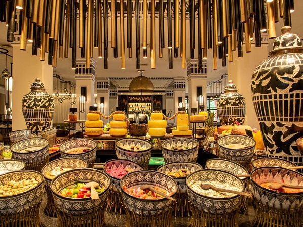 Daily buffet breakfast (MAD 300 per person)