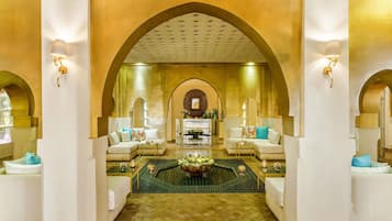 Een sauna, een bubbelbad, een stoombad, een Turks bad/hammam