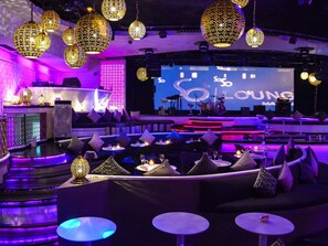 5 restaurants; breakfast, lunch and dinner served 