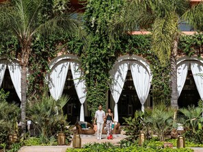 3 bares o lounges, bar junto a la alberca 