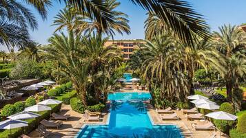 Una piscina techada, 4 piscinas al aire libre, sombrillas