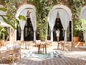 3 bares, bar junto a la piscina