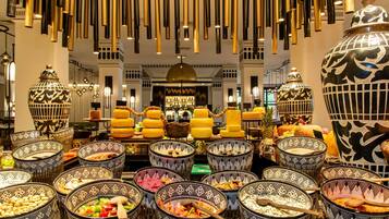 5 restaurants; breakfast, lunch, and dinner served