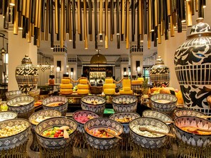 5 restaurants servant le petit déjeuner, le déjeuner et le dîner