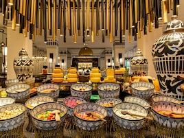 5 restaurants; breakfast, lunch, and dinner served
