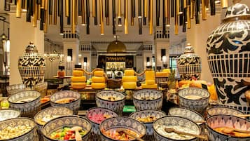 5 restaurantes; se sirven desayunos, almuerzos, cenas y cocina marroquí