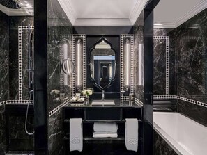 Suite Junior, 1 très grand lit (Atlas) | Salle de bain | Articles de toilette de luxe, sèche-cheveux, peignoirs, chaussons