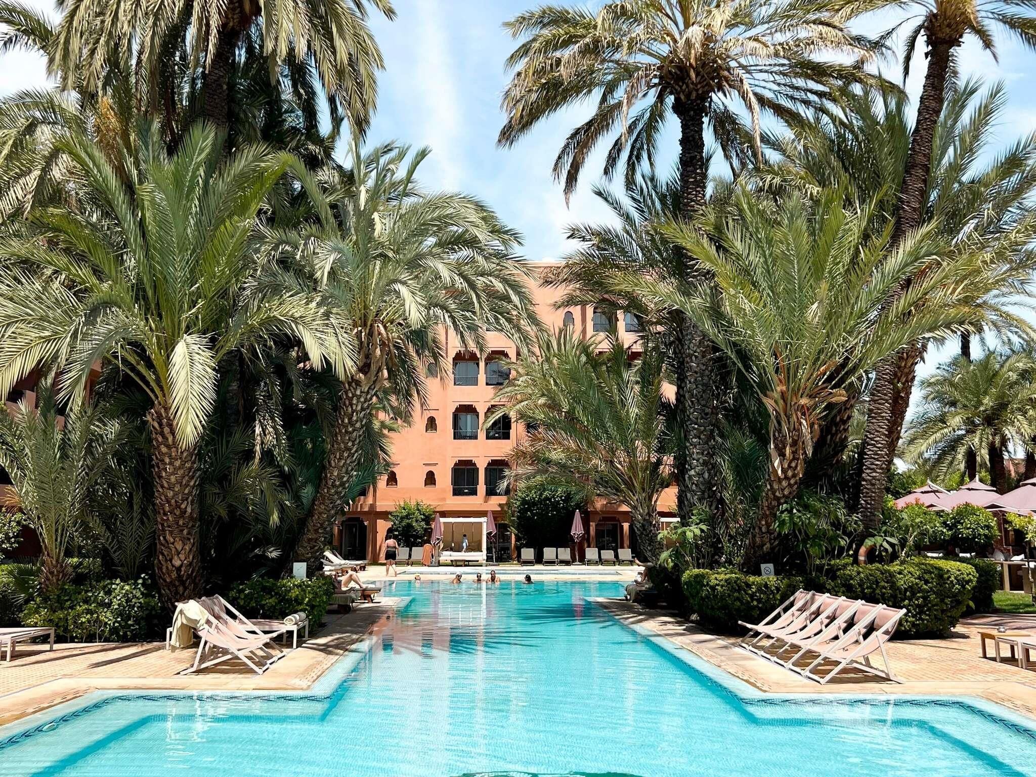 3 bares/lounges, bar ao lado da piscina