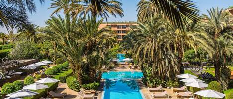 Alberca techada, 4 albercas al aire libre y sombrillas en la alberca