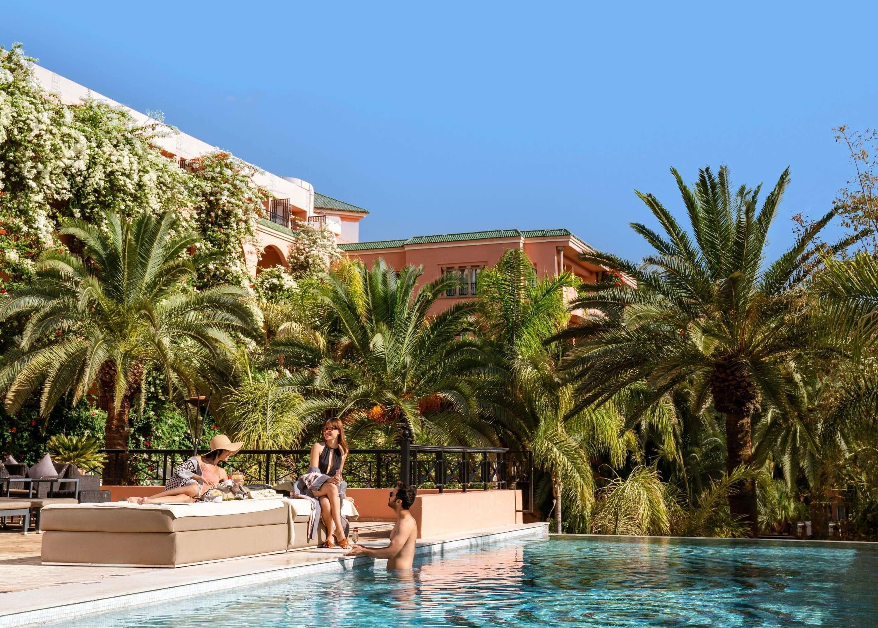 3 bars i un bar al costat de la piscina 