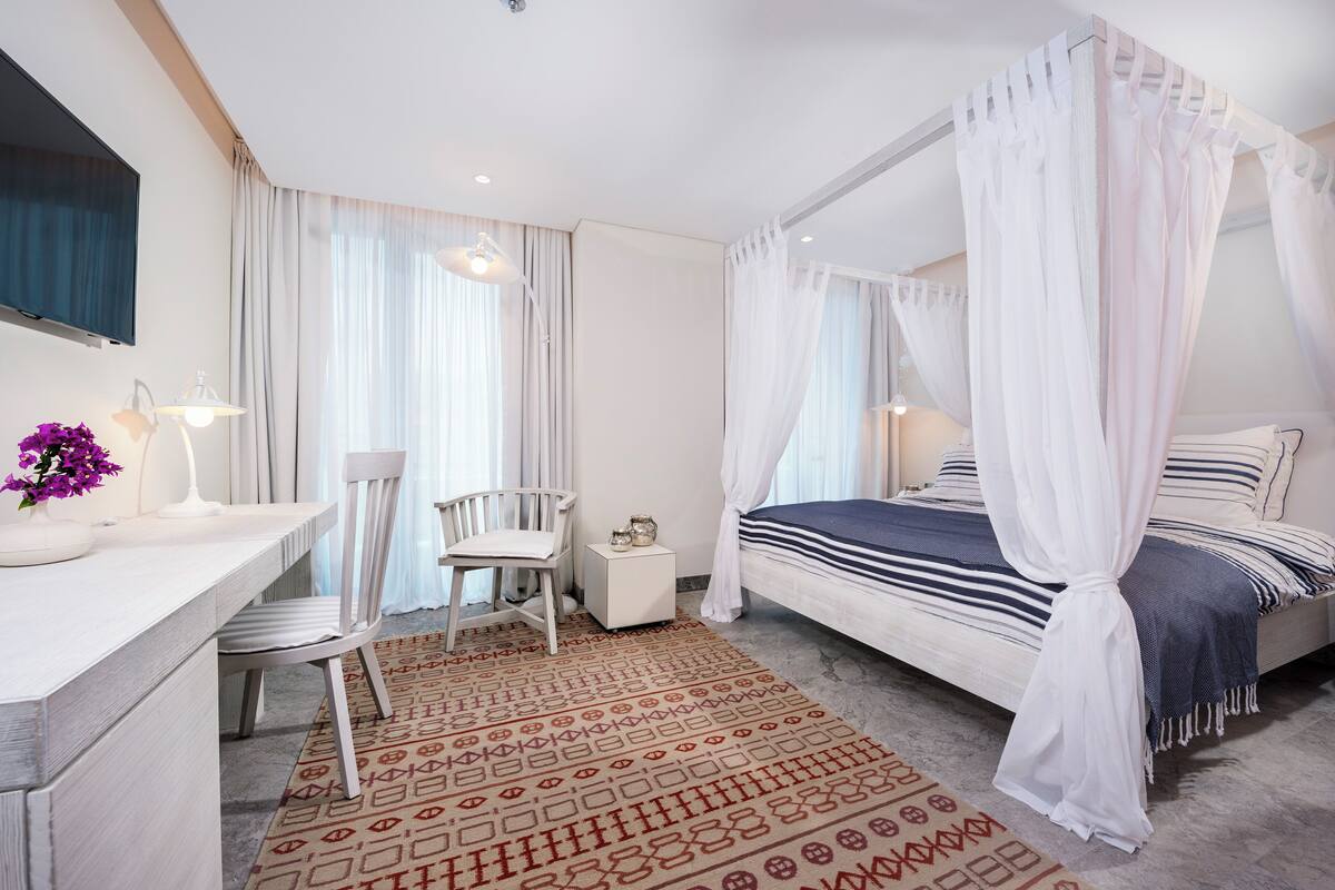 Hochwertige Bettwaren, Minibar, Zimmersafe, Schreibtisch