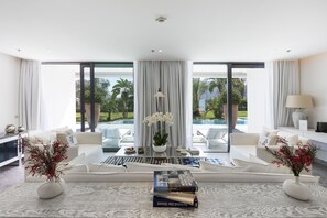 Presidential-Suite, 2 Schlafzimmer, Poolzugang | Hochwertige Bettwaren, Minibar, Zimmersafe, Schreibtisch