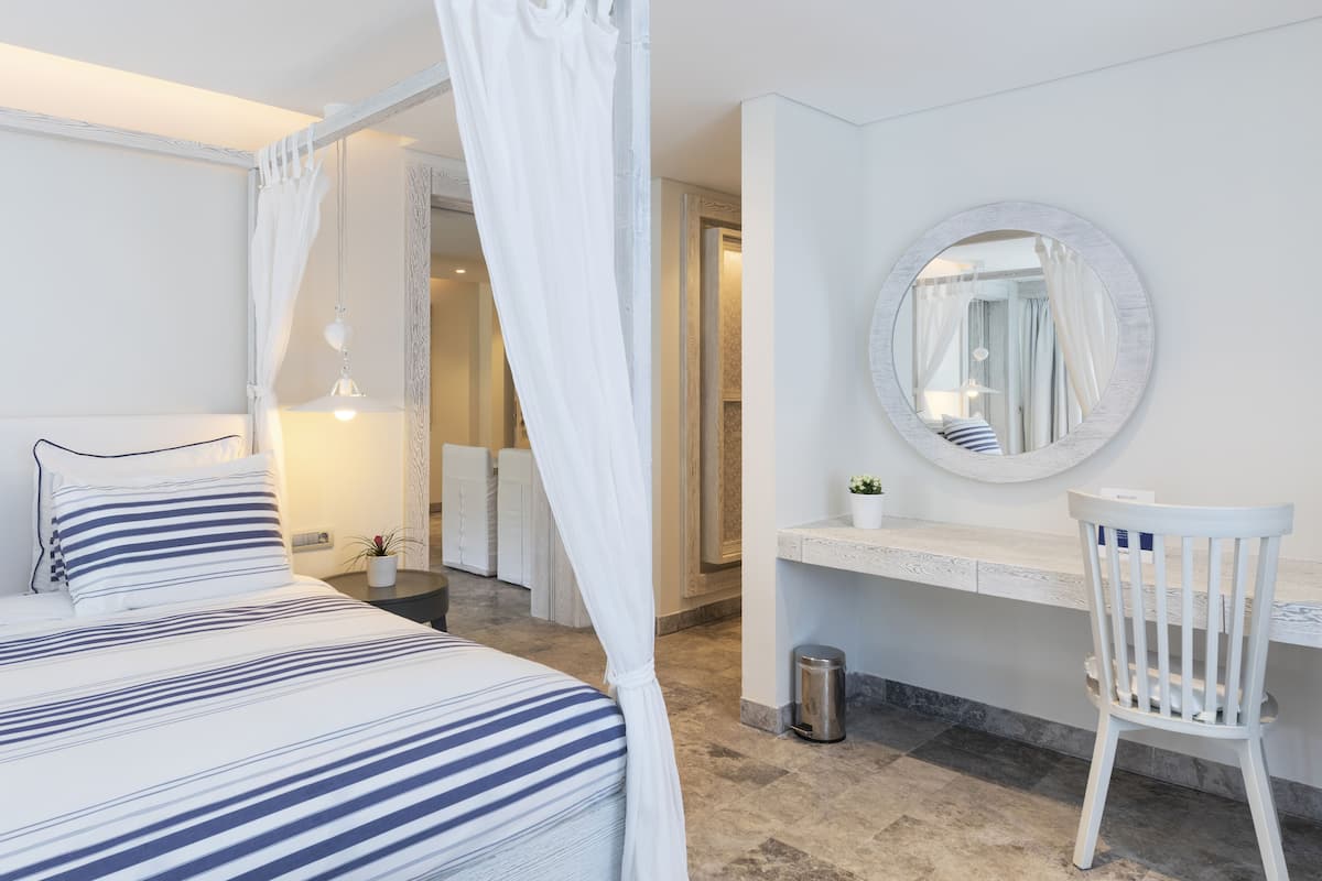 Premier Suite, Balcony | Premium bedding, minibar, in-room safe, desk