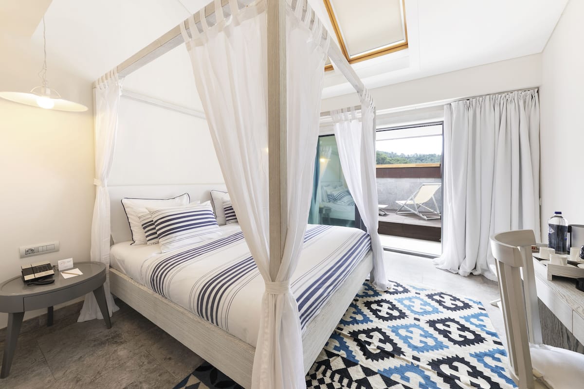 Premium bedding, minibar, in-room safe, desk