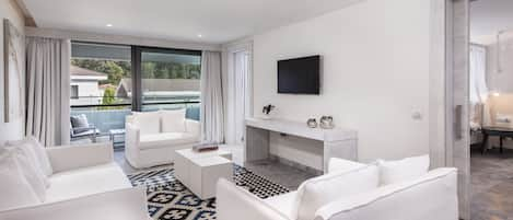 Premier Suite, Balcony | Premium bedding, minibar, in-room safe, desk