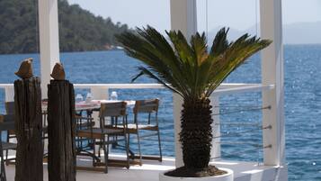 Breakfast, lunch, dinner served; ocean views